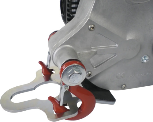 Vue détaillée d''un treuil manuel avec crochets