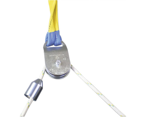 Poulie avec sangle jaune et corde