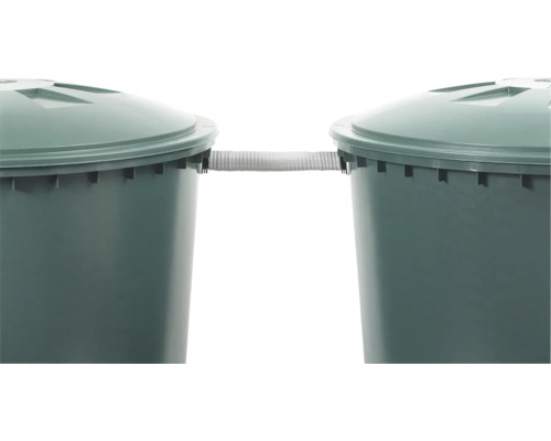 Deux récupérateurs d''eau de pluie reliés par un tuyau