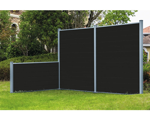 Sichtschutzzaun aus Holz und Metall im Garten