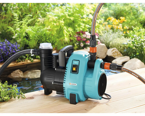 Gartenpumpe auf einer Holzterrasse im Garten