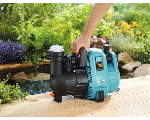 Gardena Gartenpumpe mit Tragegriff auf Holzbrett