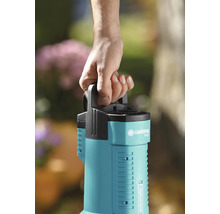 Eine Hand hält eine Gardena Gartenpumpe mit Tragegriff.