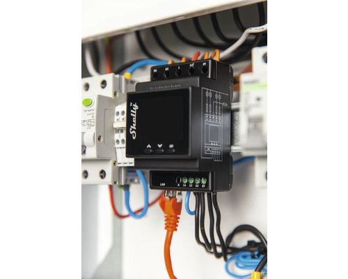 Shelly Logo Energiezähler mit orangefarbenem LAN-Kabel im Sicherungskasten