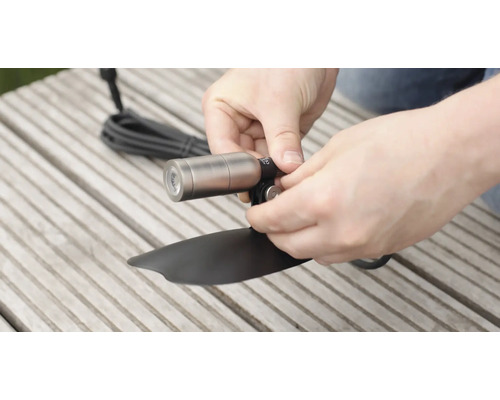 Gartenleuchte mit Erdspieß wird montiert