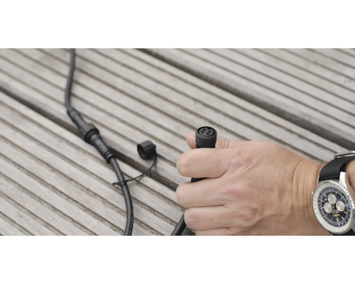 Steckverbinder mit Kabel in der Hand