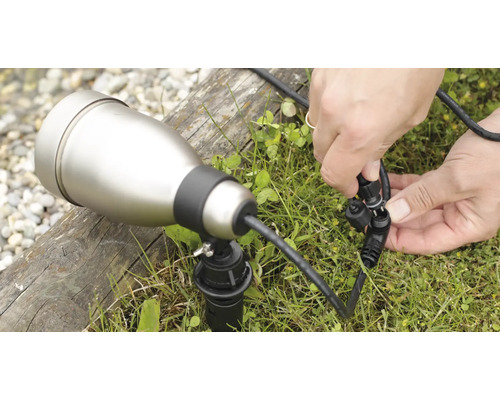 Gartenstrahler Installation mit Verbindungskabeln im Freien