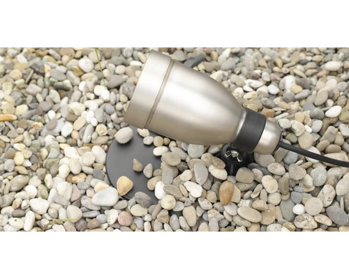 Gartenstrahler zur Gartenbeleuchtung im Kiesbett