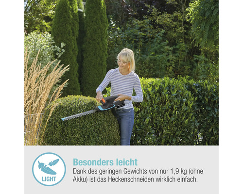 Frau schneidet Hecke mit einer Heckenschere