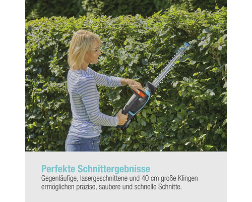 Frau schneidet Hecke mit Heckenschere