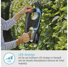 Gartenpflege mit einer Gardena Akku Heckenschere in Aktion.