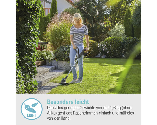 Frau benutzt Rasentrimmer im Garten