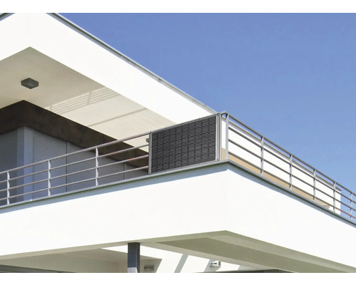 Balcon avec écran de confidentialité sur un bâtiment moderne