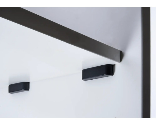 Vue détaillée d''une fixation d''étagère blanche avec butées en caoutchouc noires.