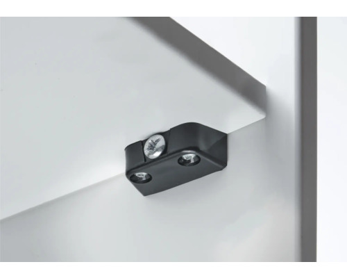Lampe de placard fixée à l''intérieur d''un placard avec des vis