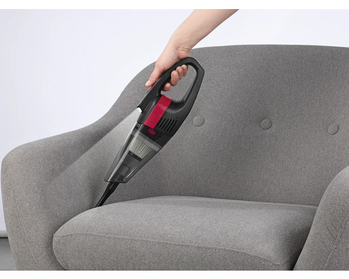 Akkusauger im Einsatz auf einem Sessel