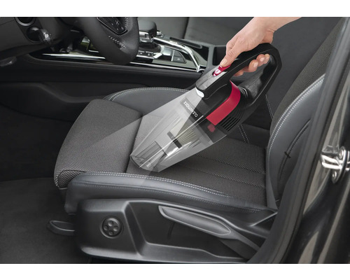 Handstaubsauger reinigt den Sitz eines Autos.