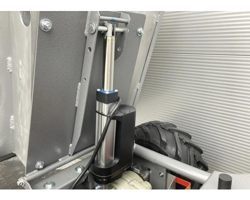 Vue détaillée d''un mécanisme de basculement avec vérin hydraulique