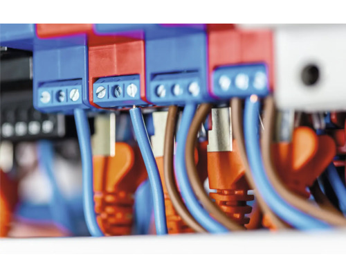 Detailaufnahme von elektrischen Verbindungen mit Klemmen und Kabeln