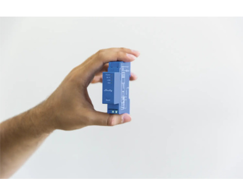 Hand hält Shelly Automatisierungsgerät