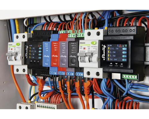 Shelly Energiemanagementsystem im Schaltschrank mit Kabeln