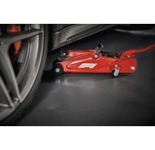 Rangierwagenheber unter einem Auto mit Formel 1 Logo