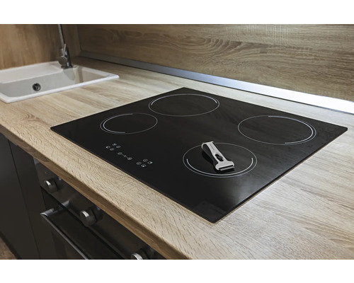 Schwarzes Kochfeld mit vier Kochzonen auf einer Küchenarbeitsplatte