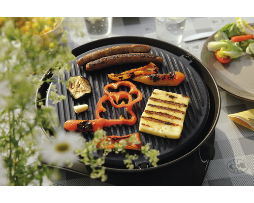 Grill mit Würstchen, Paprika, Aubergine und Halloumi