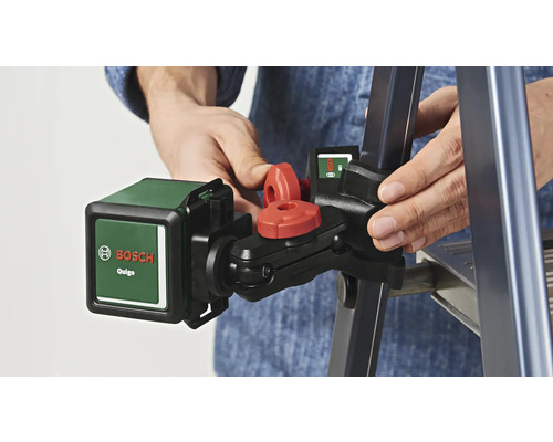 Laser lignes croisées Bosch Quigo fixé sur une échelle