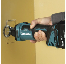 Rainureuse à murs Makita utilisée sur un mur