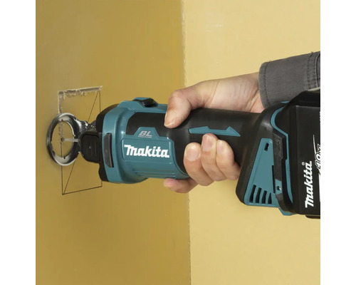 Rainureuse à murs Makita utilisée sur un mur