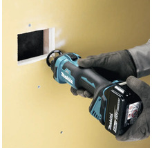 Logo Makita. Scie à plaques de plâtre en utilisation sur un mur.