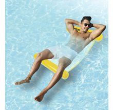 Homme se détendant sur un flotteur de piscine gonflable jaune dans l''eau.