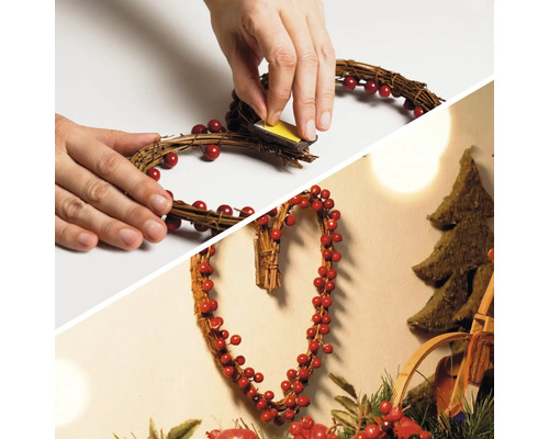 Dekorationstipp: Herzförmiger Kranz mit roten Beeren wird mit Klebestreifen befestigt.