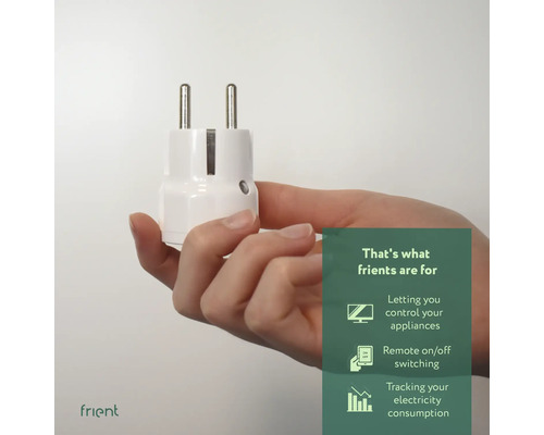 Une main tient une fiche électrique blanche pour la prise.