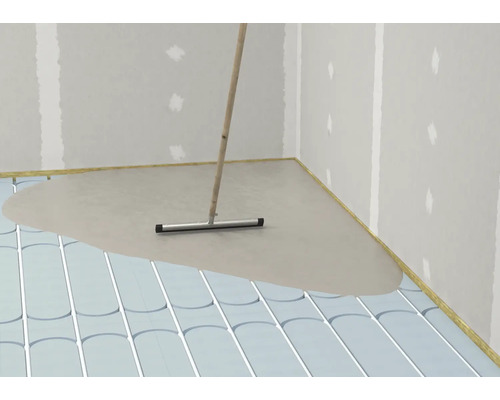 Innenaufnahme eines Raumes mit Fußbodenheizung, Ausgleichsmasse und Rakel