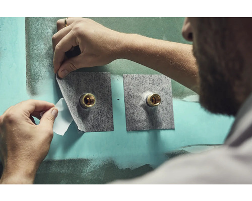 Installation von zwei Wandrosetten im Badezimmer