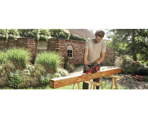 Rabot sans fil Einhell Power X-Change TE-PL 18/82 Li, sans batterie ni chargeur Un homme rabote une poutre en bois dans le jardin avec un rabot électrique.