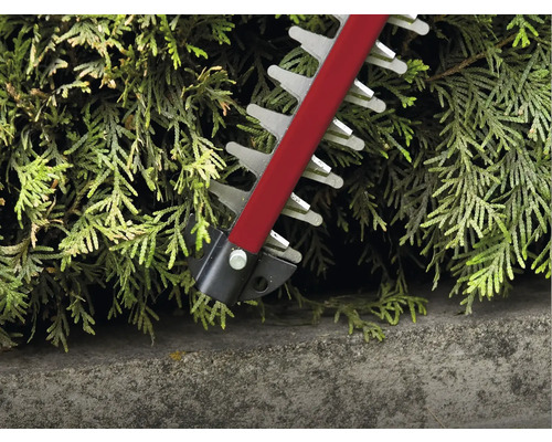 Detailaufnahme einer Heckenschere beim Schneiden einer Hecke