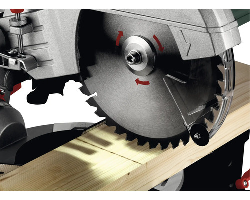 Kapp- und Gehrungssäge im Einsatz mit Holzwerkstück