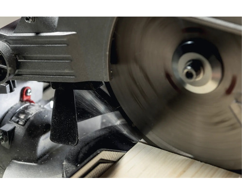 Kapp- und Gehrungssäge beim Schneiden von Holz