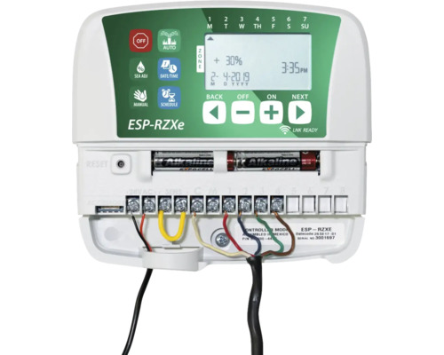 Contrôleur d''arrosage pour jardin avec écran et raccords de câbles.