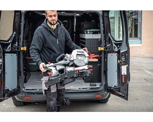 Mann verstaut Metabo Kapp- und Gehrungssäge im Transporter.
