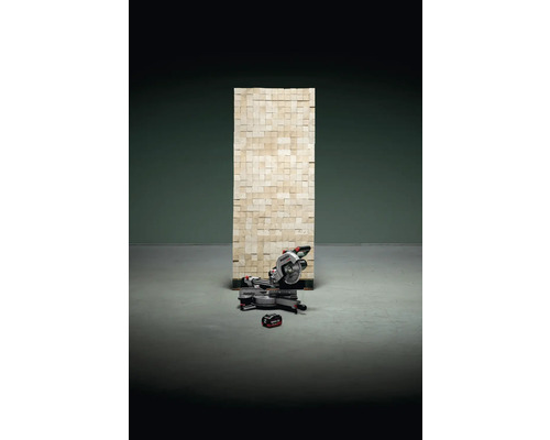 Paneel aus Holzwürfeln und eine Kappsäge