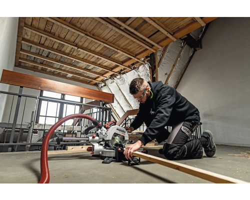 Handwerker arbeitet mit einer Kapp- und Gehrungssäge von Metabo in einem Dachgeschoss.