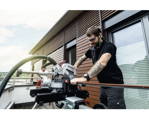 Ein Mann arbeitet mit einer Metabo Kapp- und Gehrungssäge im Freien.