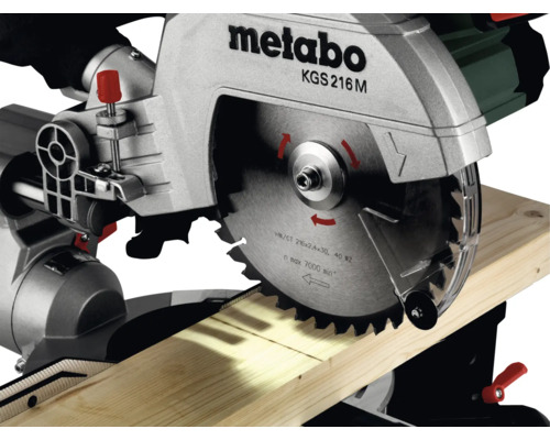 Scie à onglet Metabo coupant une pièce de bois