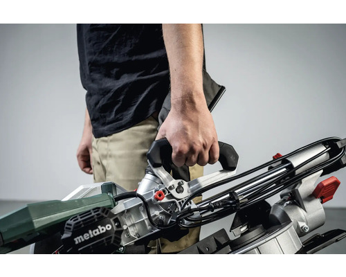 Eine Person hält eine Metabo Kappsäge in der Hand.