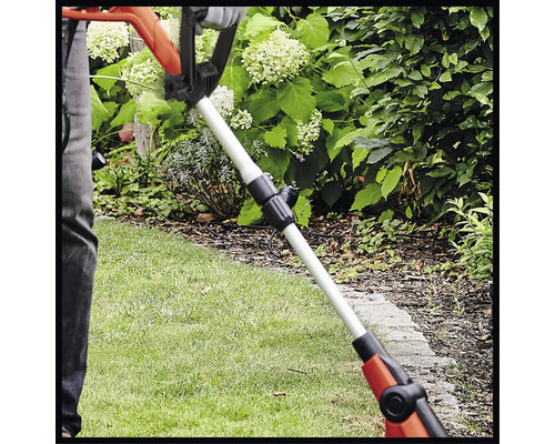 Rasentrimmer im Einsatz zur Rasenpflege im Garten