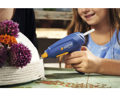 Enfant utilisant un pistolet à colle chaude Steinel GM 12007-LT pour le bricolage